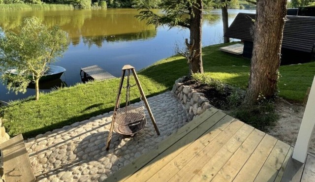 Cozy cottage with water views from the beds
