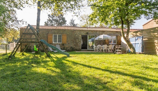 Cozy cottage with garden and shared pool