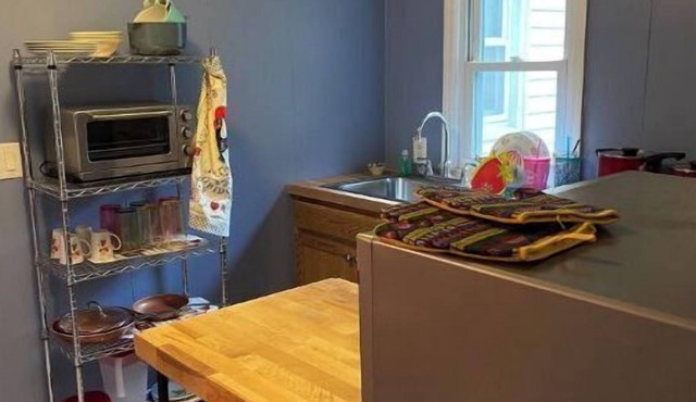 Cozy cottage with yard, private porch and fire pit