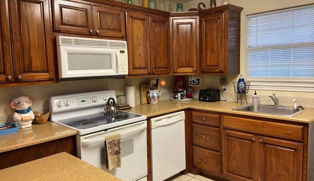 Cozy cottage with 1 bedroom, full kitchen, and WiFi, AC on 60 acres in De Leon.