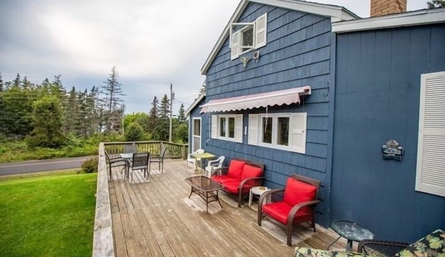 Cozy cottage with a hot tub on the bay of fundy