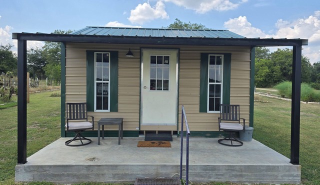 Cozy Cottage With a View in La Grange