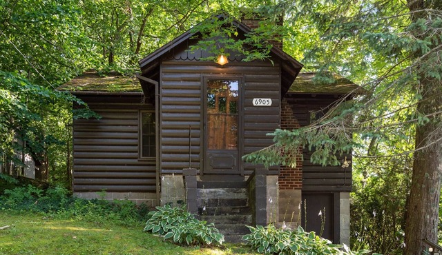Cozy Cottage with Cabin Look and Lakeview