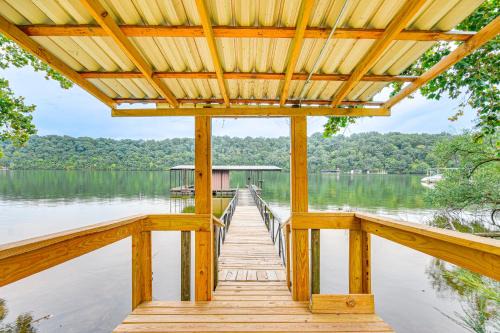 Cozy Cottage with Deck Walk to Lake of the Ozarks!