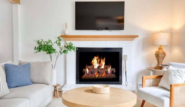 Cozy Cottage with Fire Pit, near Beach