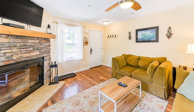 Cozy cottage with fireplace & outdoor firepit - close to lake access