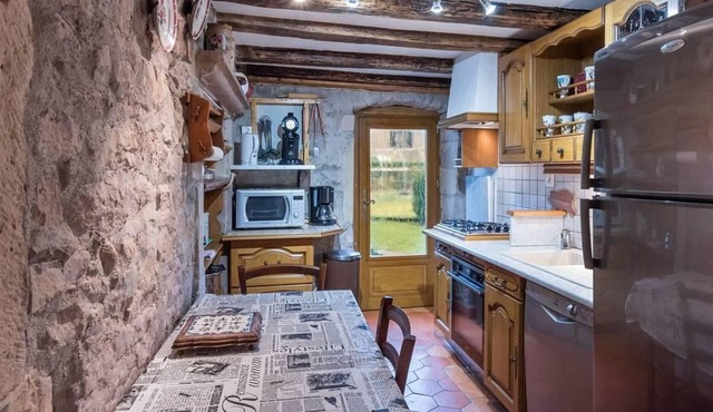 Cozy cottage with fireplace, WiFi, and bike-friendly in nature for up to 8 guests