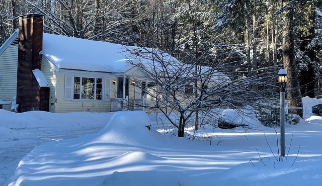 Cozy cottage with fireplace, close to North Conway and all winter activities!
