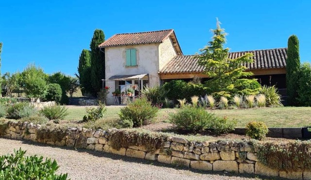 Cozy cottage with 1 bedroom near Cordes Sur Ciel with AC & WiFi