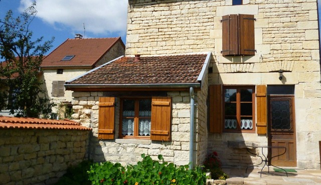 Cozy Cottage with Garden, Fishing Gear & Pets Welcome in Pont-la-Ville