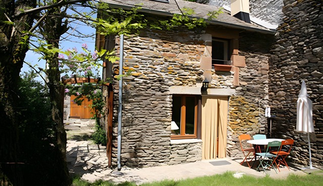 Cozy Cottage with Private Garden and Wi-Fi in Salles-Curan