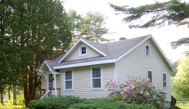 Cozy Cottage with Freshwater Frontage & Saltwater View
