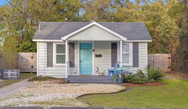 Cozy cottage with hot tub, private yard and close to everything in Wilmington