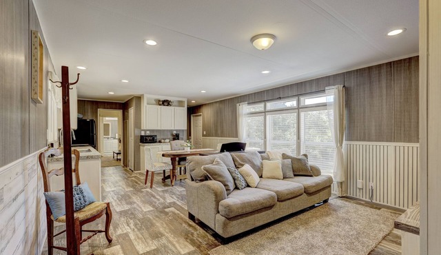 Cozy cottage with hot tub minutes from Norman by Lake Thunderbird