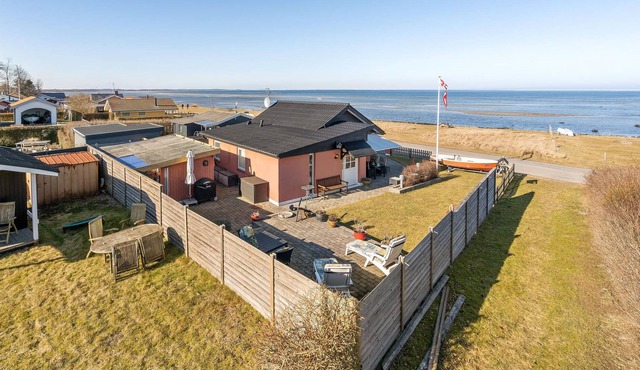 Cozy cottage with large sheltered terrace directly on the sea.