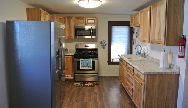 Cozy cottage with lakeviews, steps from Waverly Inn.