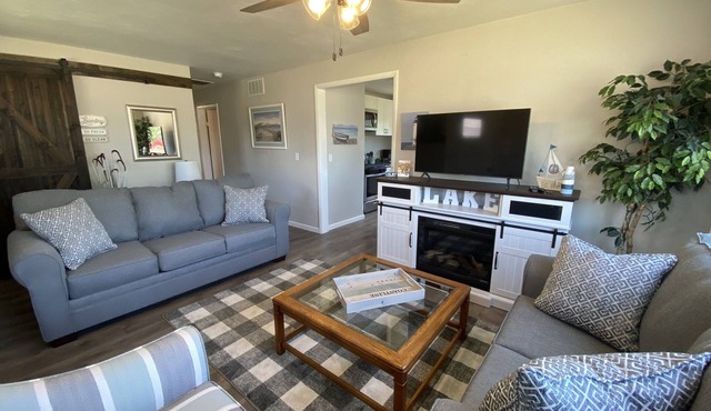 Cozy cottage with lake view! 20 min from Cedar Point, Kalahari, & Sports Force!