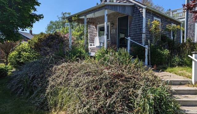 Cozy cottage with Ninigret Pond access and a short walk to the beach