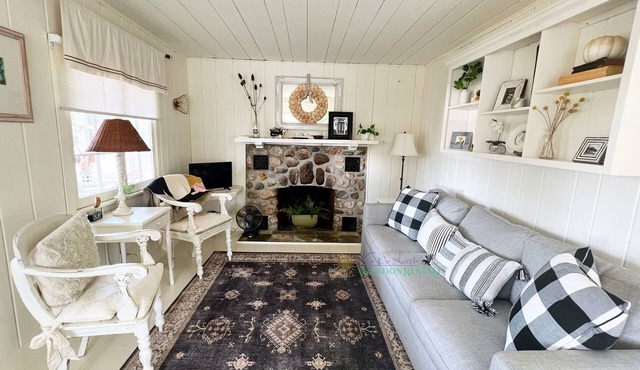 Cozy cottage with private pond. Close to the casino and the Bay.