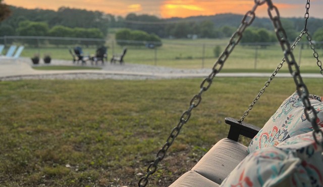 Cozy cottage with pool, hot tub, WiFi, & AC on a peaceful farm in Tunnel Hill