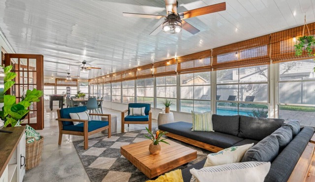 Cozy Cottage with pool minutes from the beach