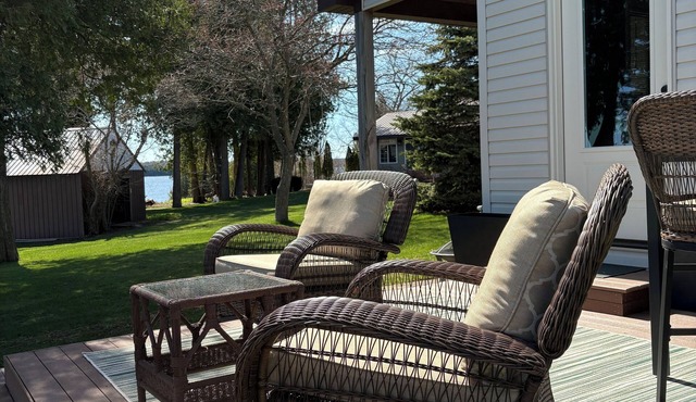 Cozy cottage with pond and lake views in charming Garden