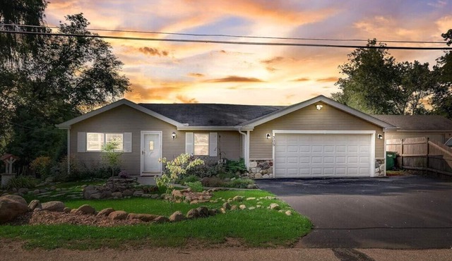 Cozy Cottage With Prairie & Lake Views Near Summer Activities & Lake Geneva