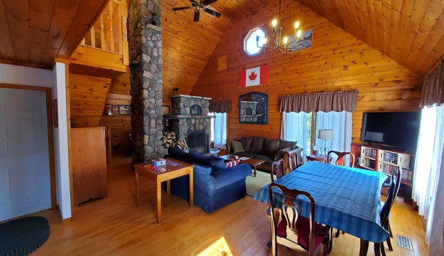 Cozy cottage with private waterfront & wifi