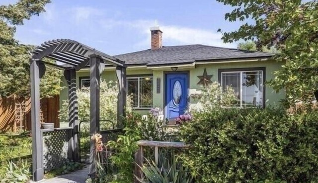 Cozy cottage with private backyard. Fire pit, hot tub, bikes, and paddleboards