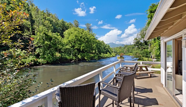 Cozy cottage with river & mountain views and outdoor firepit