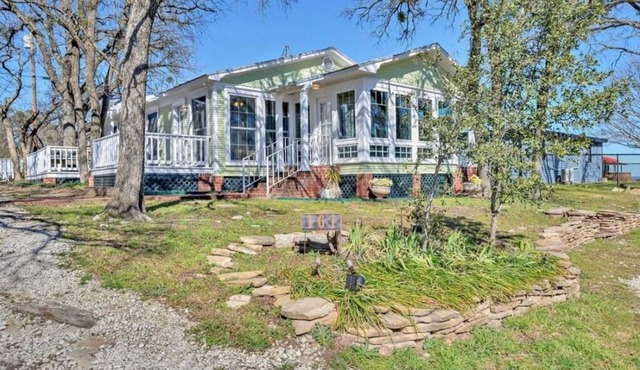 Cozy cottage with rooftop deck, fire pit, hot tub & community boat dock and cove