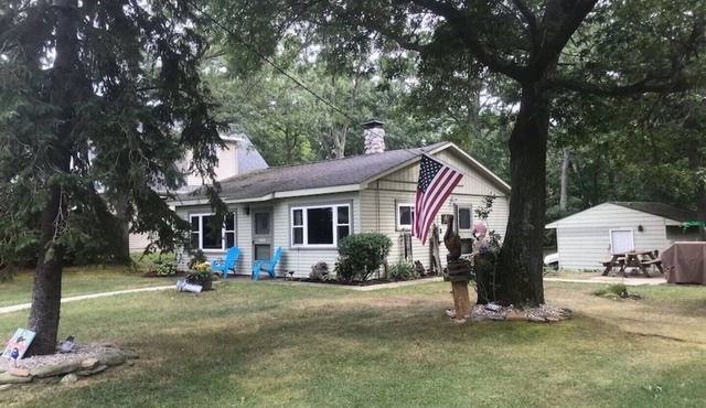 Cozy Cottage With Sandy Lake Huron Beach Access