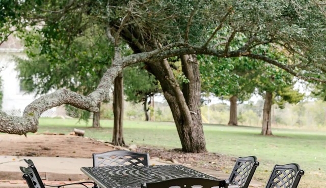 Cozy Cottage with Scenic Outdoor & Fire Pit + Minutes From Round Top Shopping