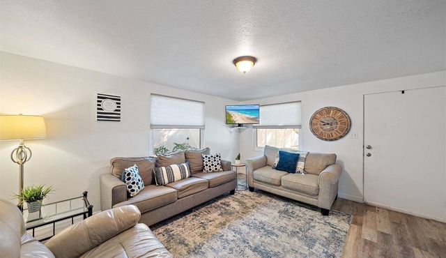 Cozy Cottage with Screened in Porch, Patio & Grill - Close to Top Attractions!