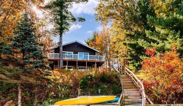 Cozy Cottage with so many amenities, on beautiful Little Hills Lake in Wautoma
