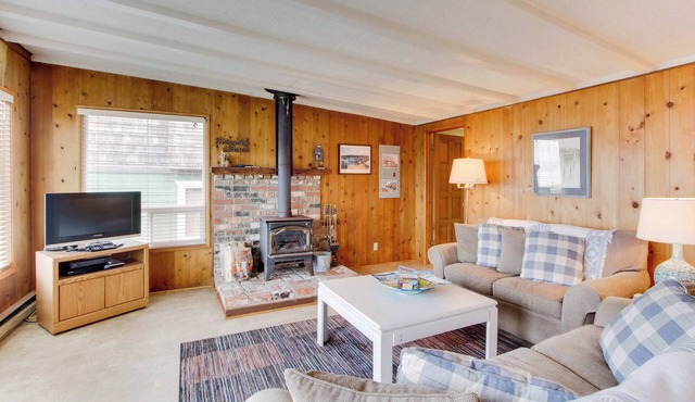 Cozy Cottage with Spectacular Ocean Views - Dog Friendly