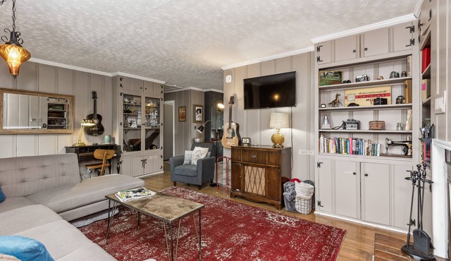 COZY COTTAGE with thoughtful touches close to the AIRPORT, DOWNTOWN, & OPRY