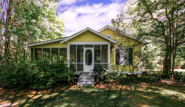 Cozy Cottage with Guest House, Gazebo and Deck