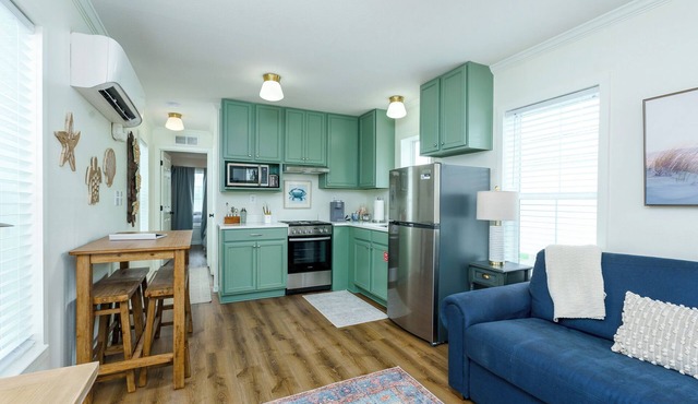 Cozy cottage with easy access to beach & restaurants- Pet Friendly!