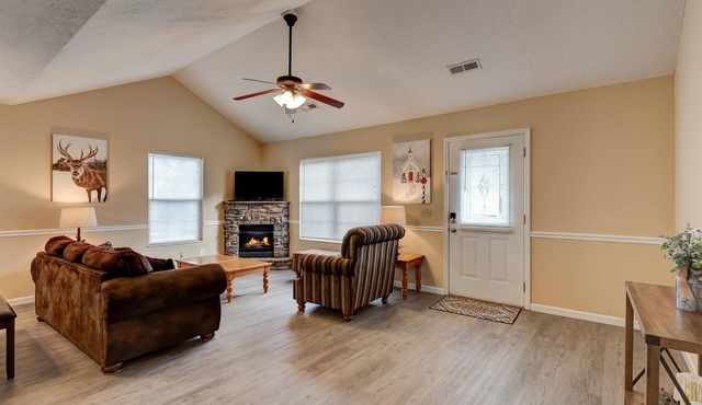 Cozy Cottage -with Hot Tub & Pool in the Heart of Pigeon Forge close to Parkway!