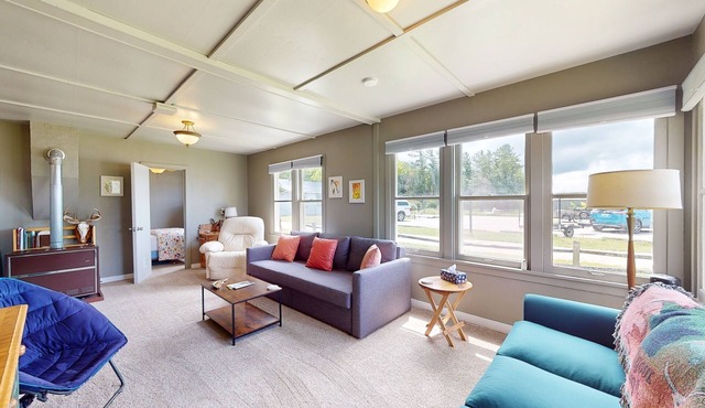 Cozy cottage with water views, spacious lawn, patio, & WiFi
