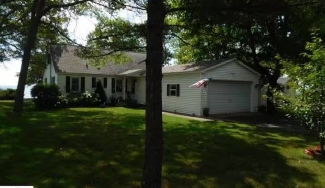Cozy cottage with WiFi in East Tawas - 3 bedrooms