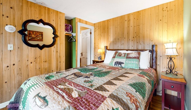 Cozy cottage with WiFi, kitchenette, pool & peaceful acreage