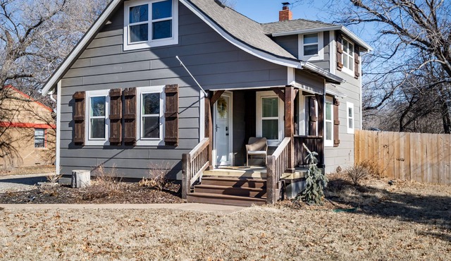 Cozy Cottage within minutes of the airport, Zoo, and restaurants.