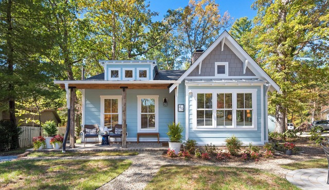 Cozy Cottage within walking distance to all that Historic Flat Rock has to offer