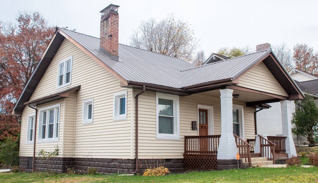 Cozy Cottage within walking distance of downtown!