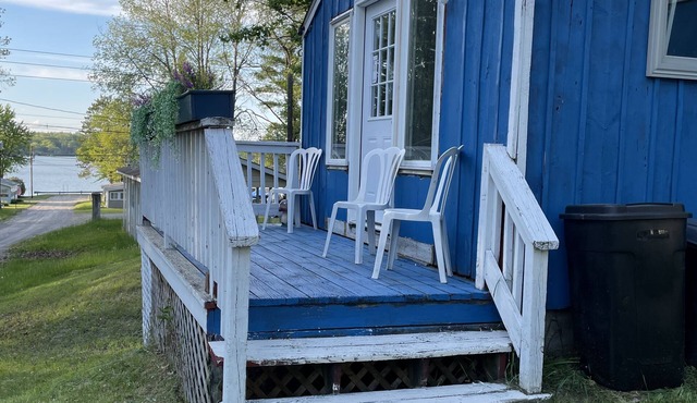 Cozy cottage within walking distance to Avalon Lake!