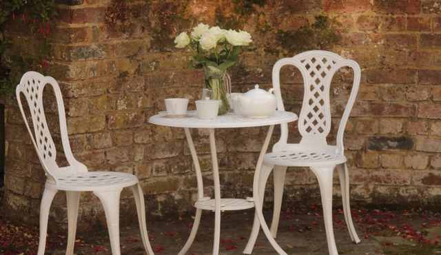 Cozy cottage, wood burner, private courtyard, parking, restaurant and pubs 500m.