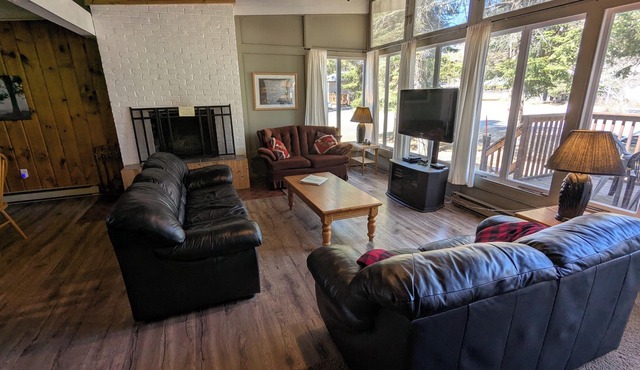 Cozy Cottonwood Cabin at Falcon Lake –Walk to Beach, Shops, Activities & Trails!