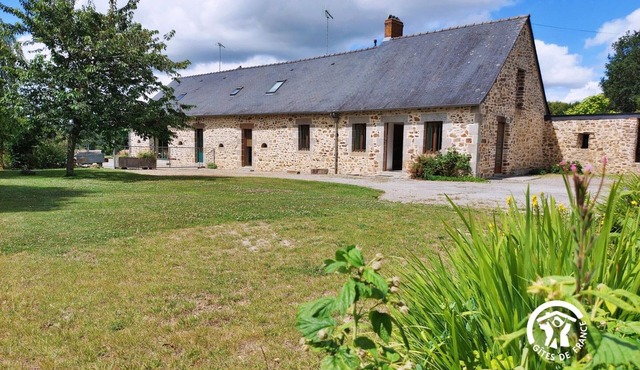 Cozy Countryside Home with Private Garden, Near Laval - 4 Bedrooms, Pet-Friendly, Ideal Location